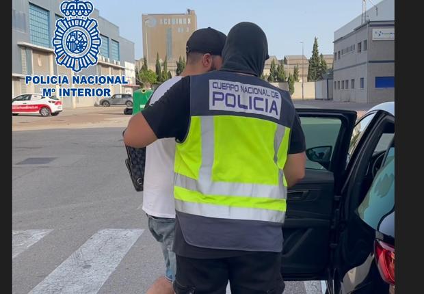 Vídeo: Desmantelan un club cannábico en Los Barrios que funcionaba como un 'coffeshop' y vendía grandes cantidades de droga