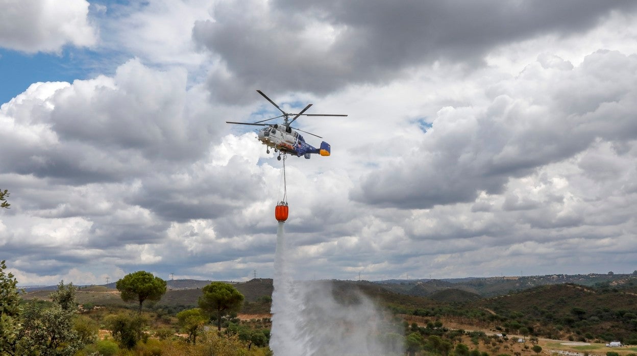 Un helicóptero del Infoca, en labores de extinción.