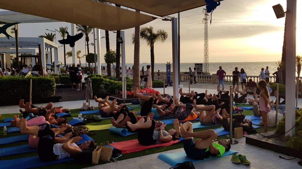 La clase magistral, impartida por la influencer Lucía Liencres, se desarrollará en el paseo marítimo del centro comercial, en pleno Parque Natural de la Bahía de Cádiz.