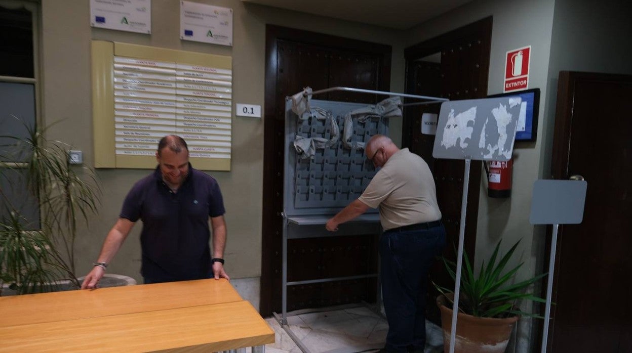 Trabajos en un colegio electoral de Cádiz para el 19J.