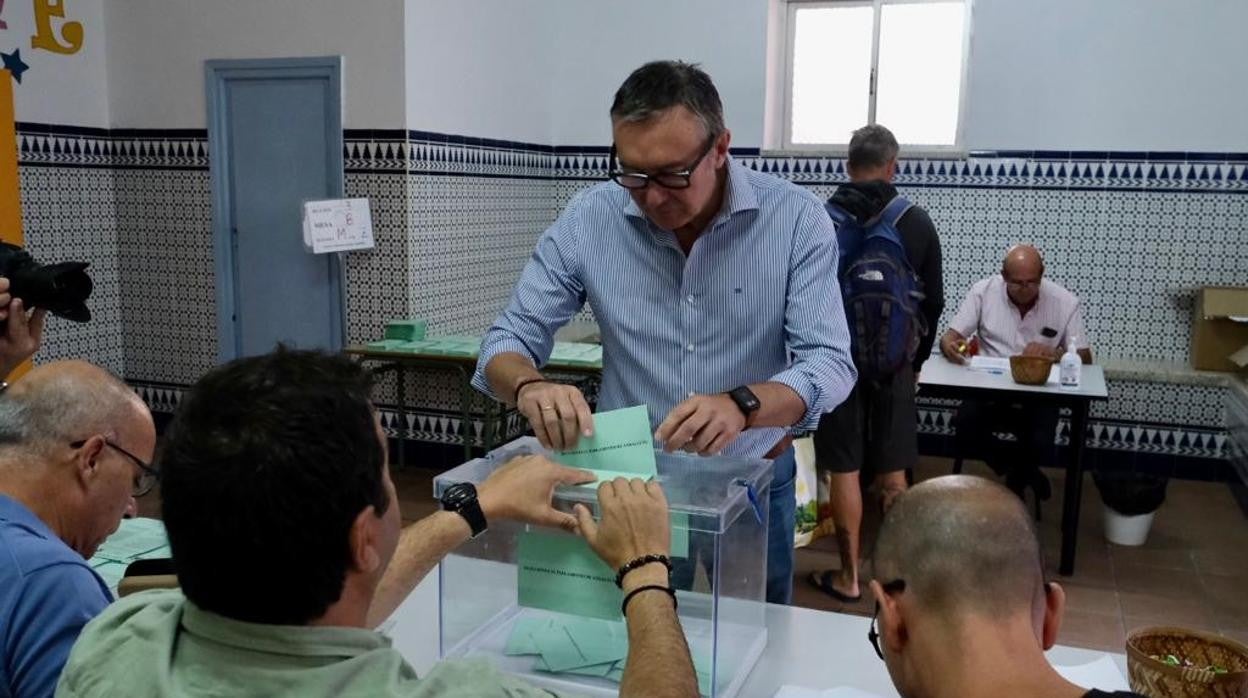 Manuel Gavira votando en Cádiz.