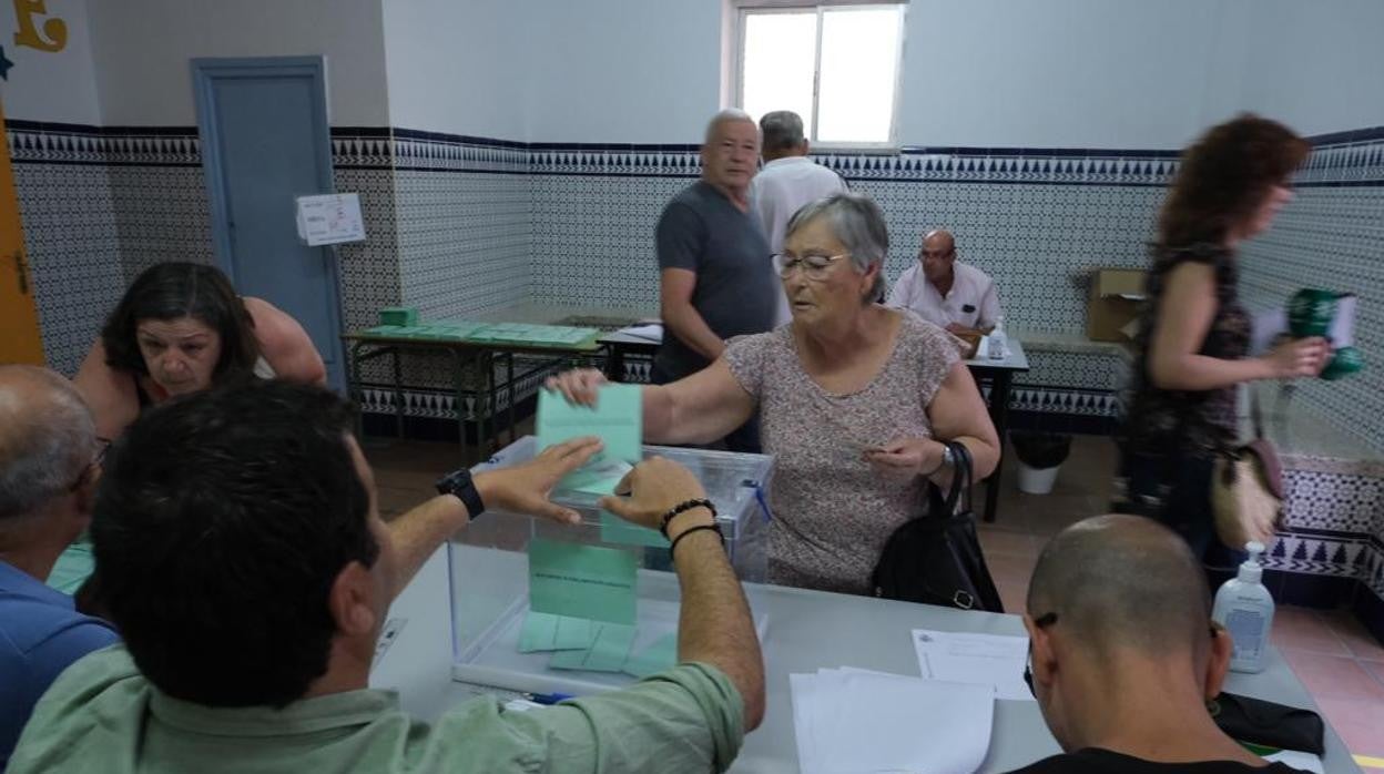 Primeros ciudadanos votando en Cádiz.