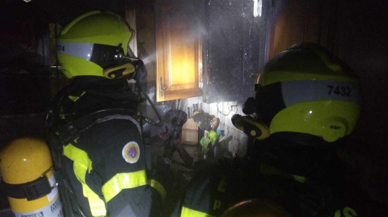 Los bomberos durante la intervención.