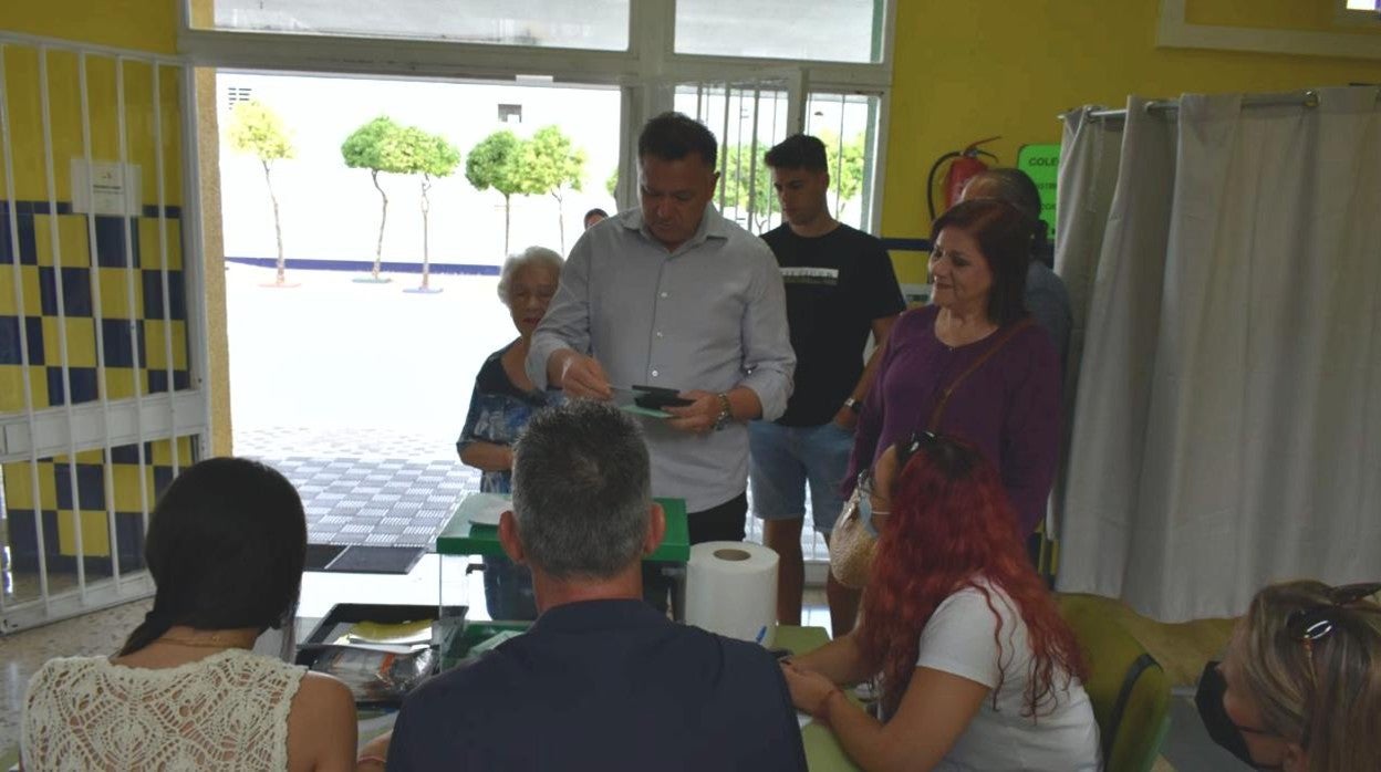 Juan Antonio Delgado votando esta mañana.