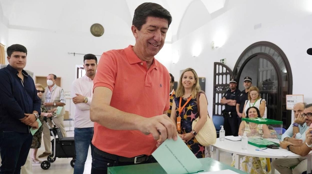 Juan Marín ejerciendo su derecho al voto.