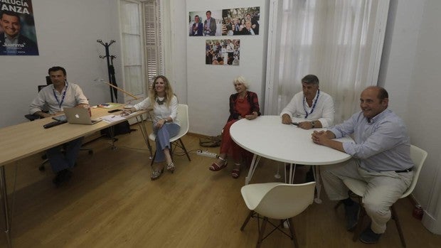 Prudencia contenida en la sede del PP de Cádiz ante los primeros sondeos