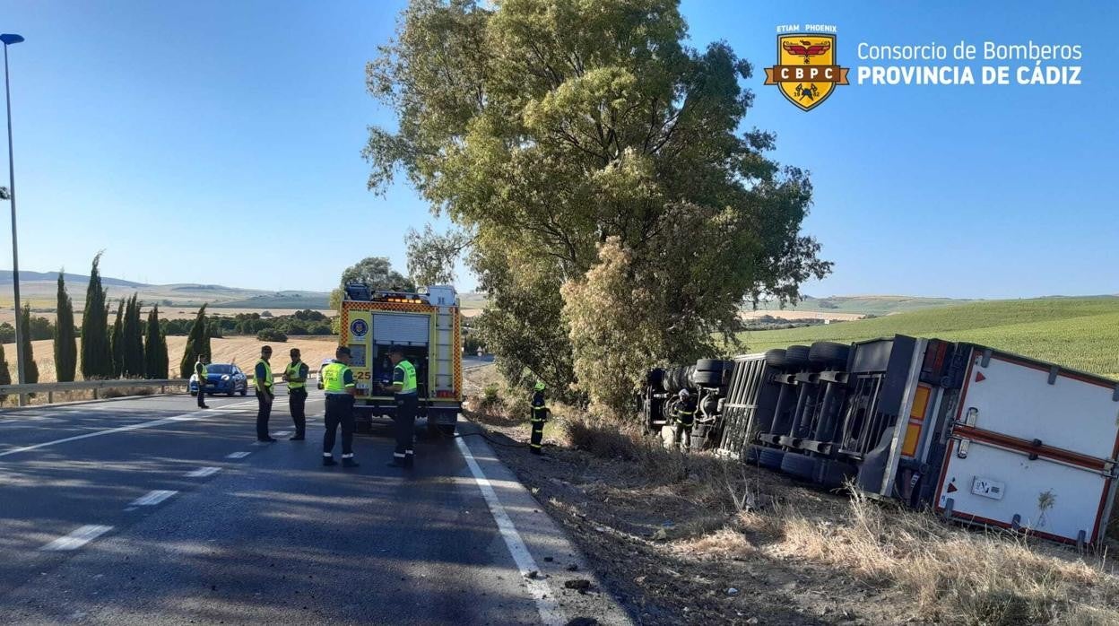 Herido el conductor de un camión tras volcar en la carretera de la Sierra de Cádiz