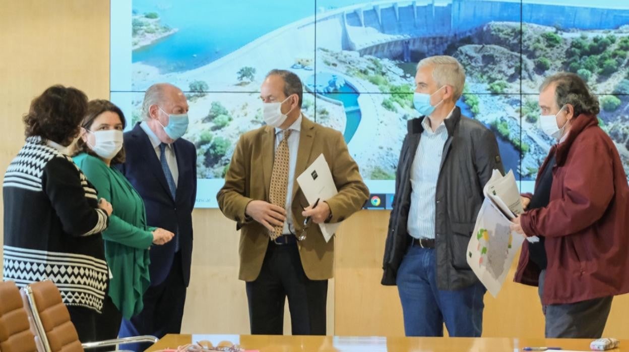 El presidente de la Diputación, Rodríguez Villalobos junto a los integrantes de la Mesa de la Sequía