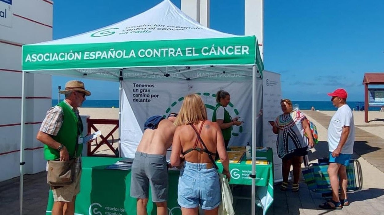 Carpa informativa en la playa Victoria