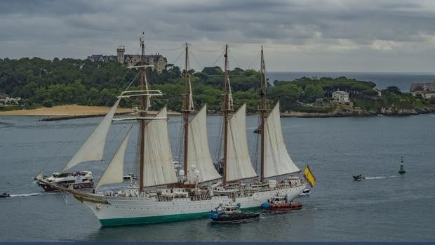 El 'Juan Sebastián de Elcano' recibido con vítores y aplausos en Santander