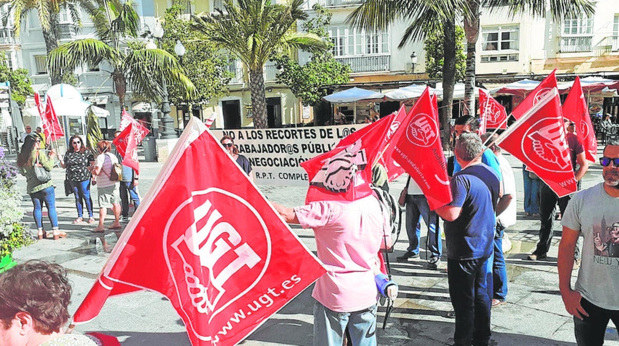 Nuevas protestas de los sindicatos frente al Ayuntamiento.