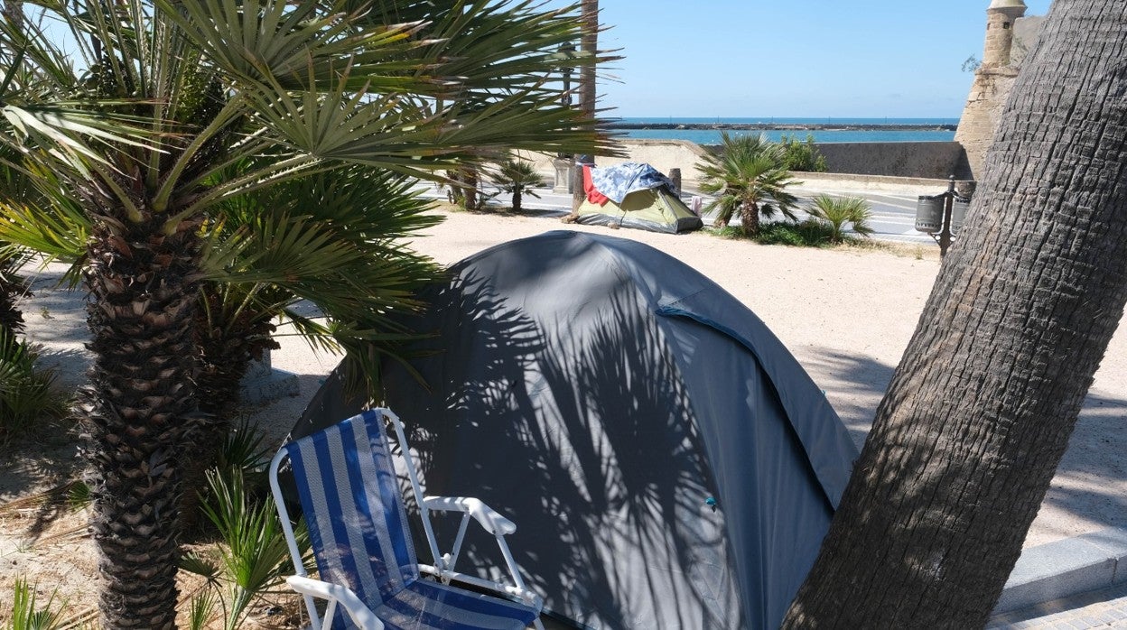 Tiendas de campaña instaladas en las inmediaciones de la playa de la Caleta.