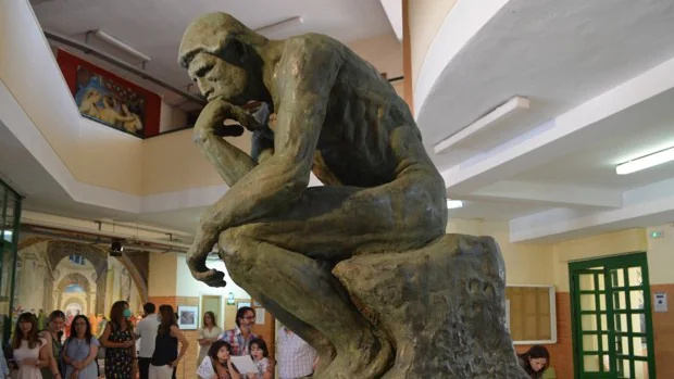 Un grupo de alumnos de Utrera crea una fantástica réplica del 'El Pensador' de Rodin