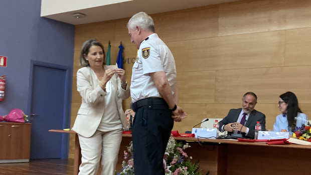 El comisario José Manuel Menacho recibe el escudo de plata de la UCA