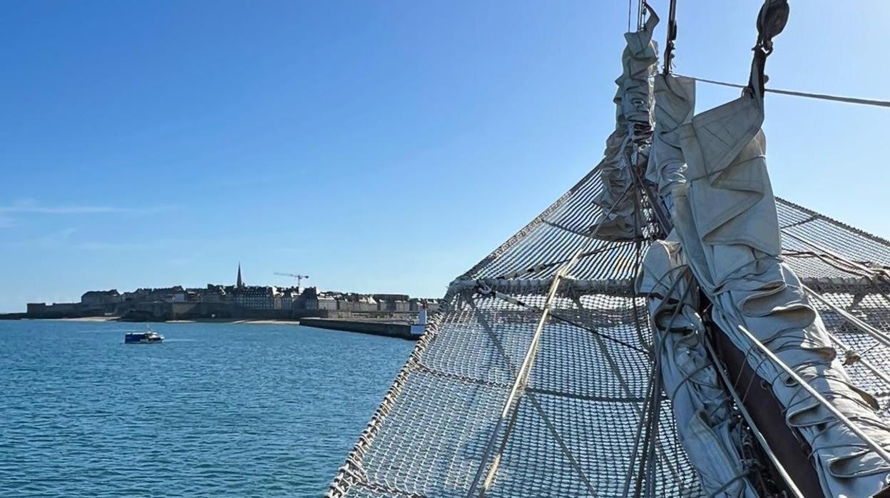 La proa del Elcano entrando en el puerto de Saint-Malo.