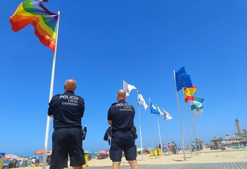 Imagen de la bandera LGTBI izada en la playa de Regla