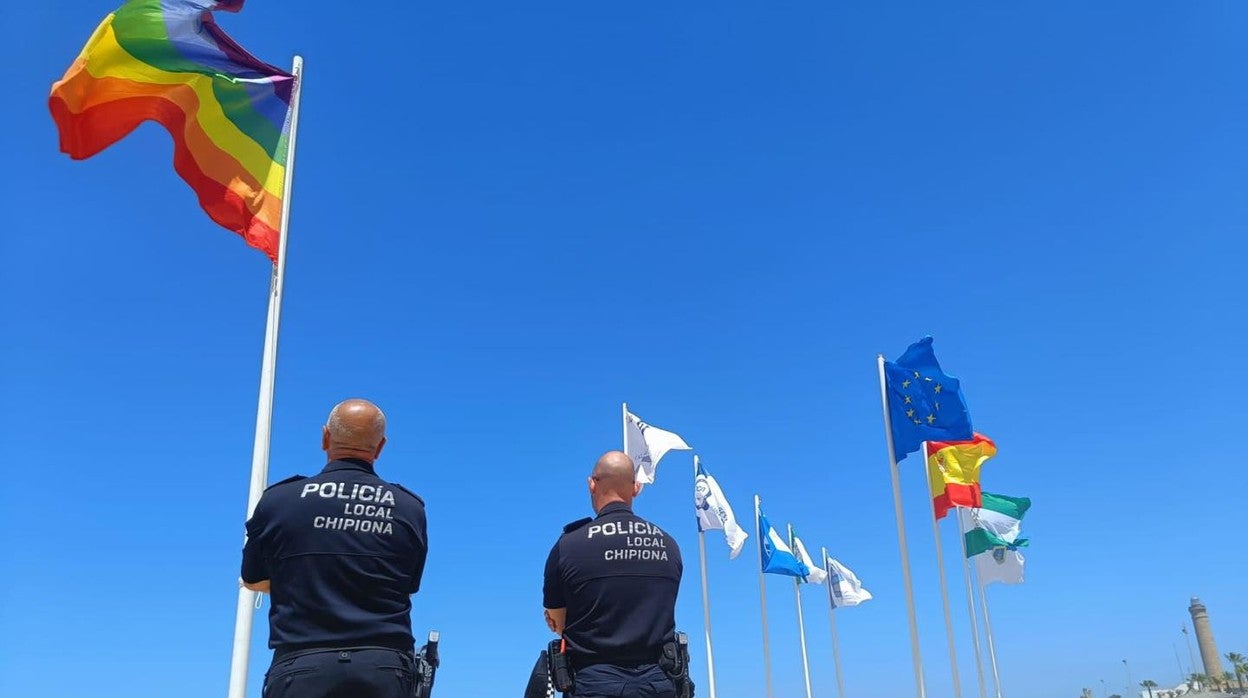 Bandera LGTBI en la playa de Regla