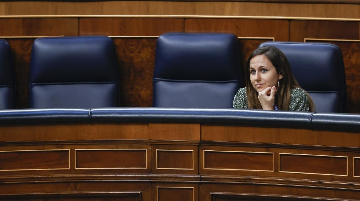 La ministra de Derechos Sociales, Ione Belarra, en su escaño en el Congreso