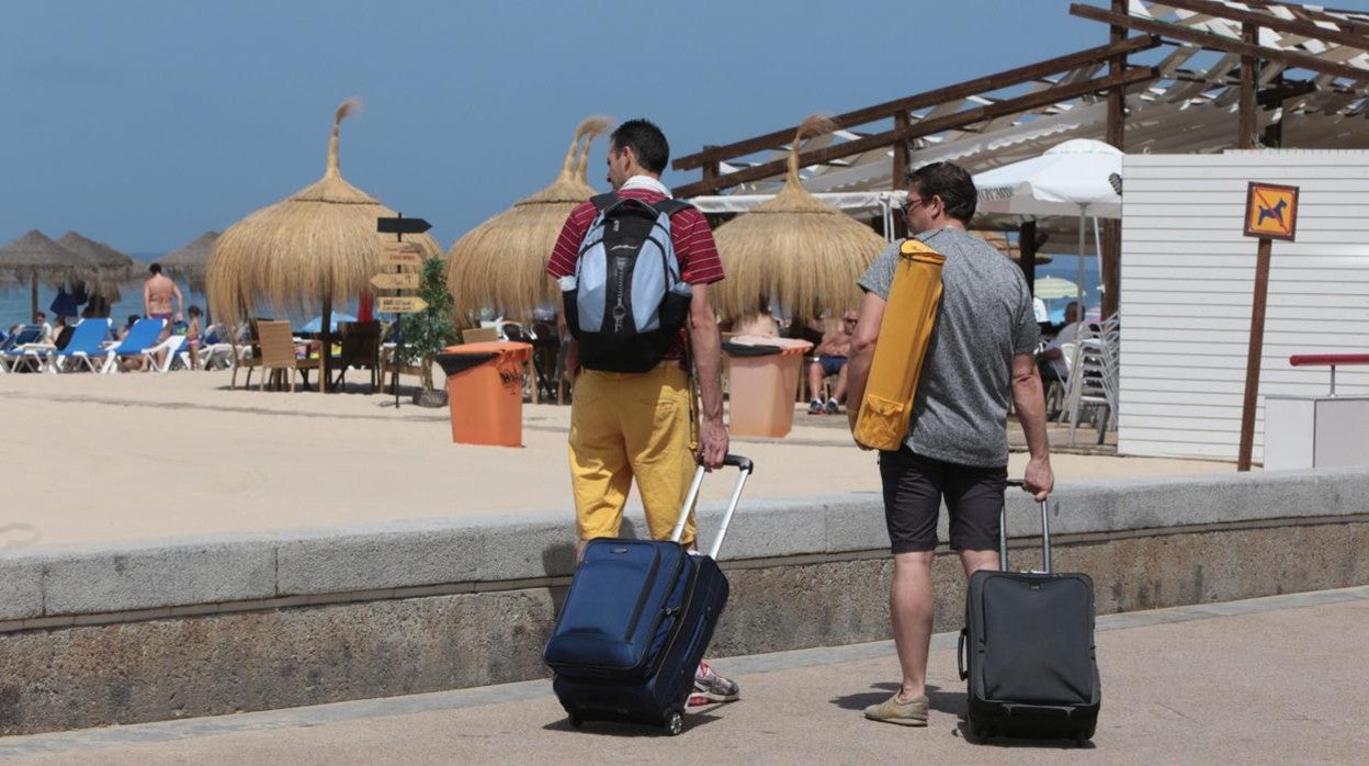 Turistas en el Paseo Marítimo de Cádiz.