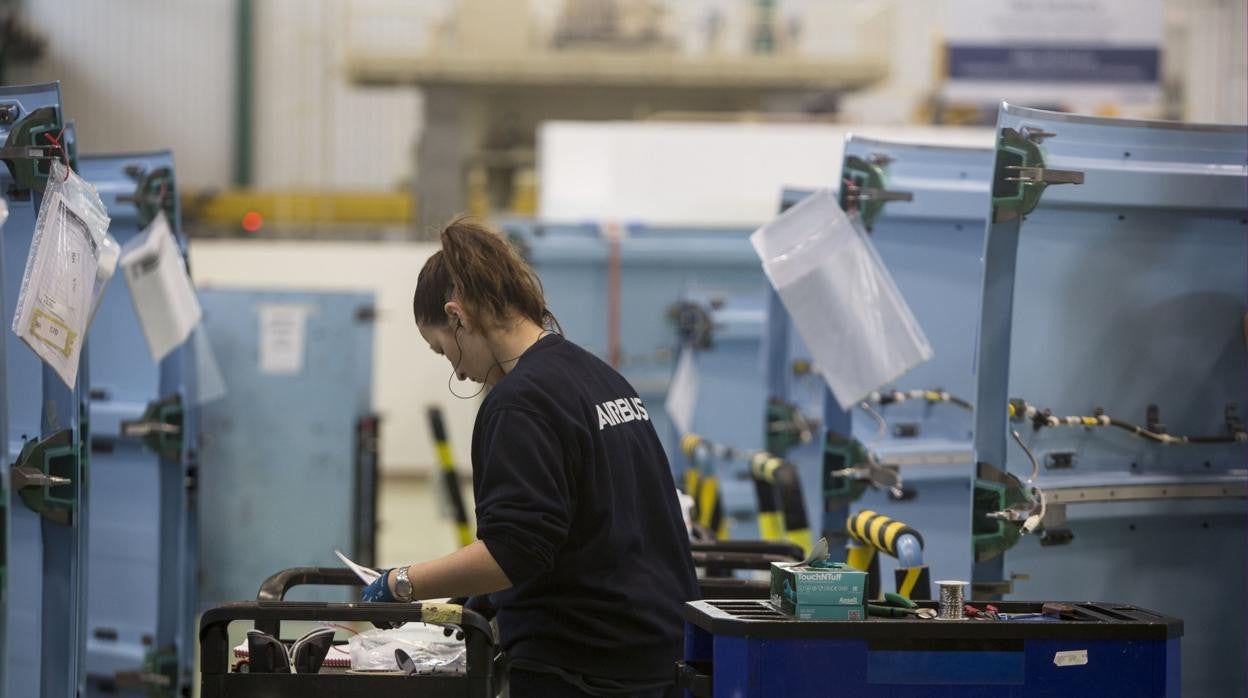 Interior de la factoría del CBC en El Puerto, donde se fabrican estructuras de ks aviones encargados