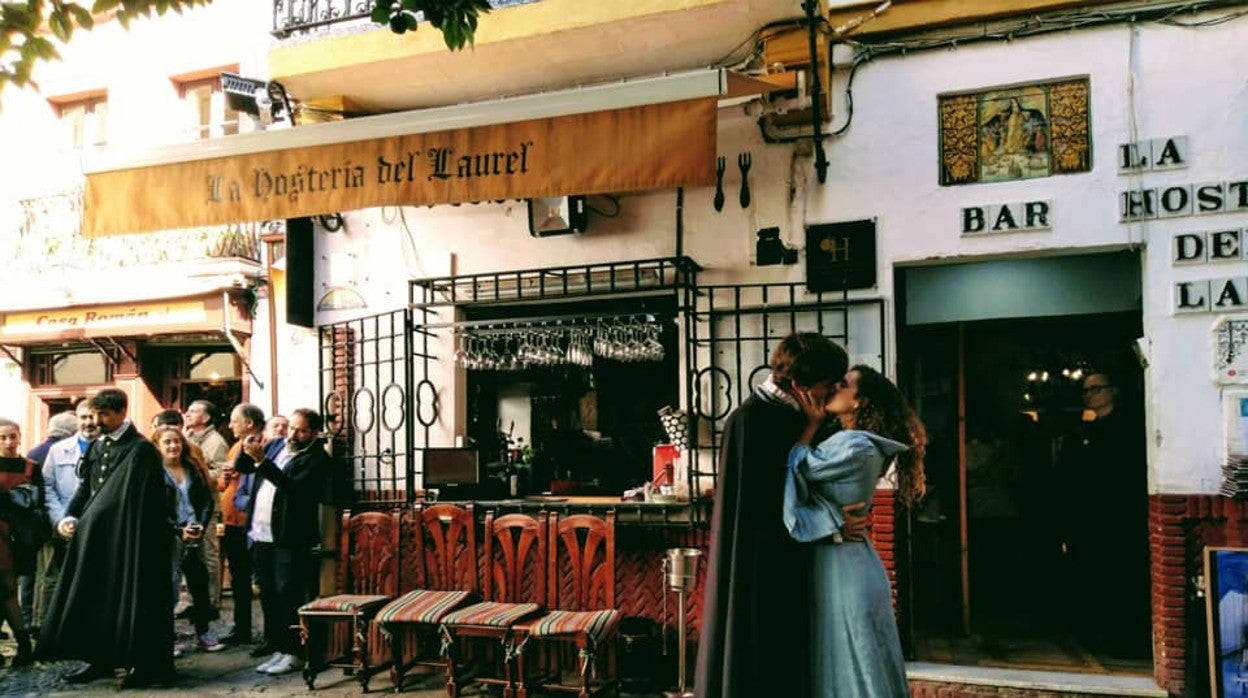 Guate Teatro representando una escena de El Tenorio en La Hostería del Laurel