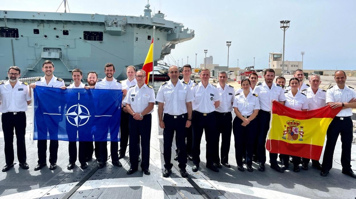 Parte de la dotación de la 'Reina Sofía', con su comandante en el centro, con las banderras de la OTAN y España.