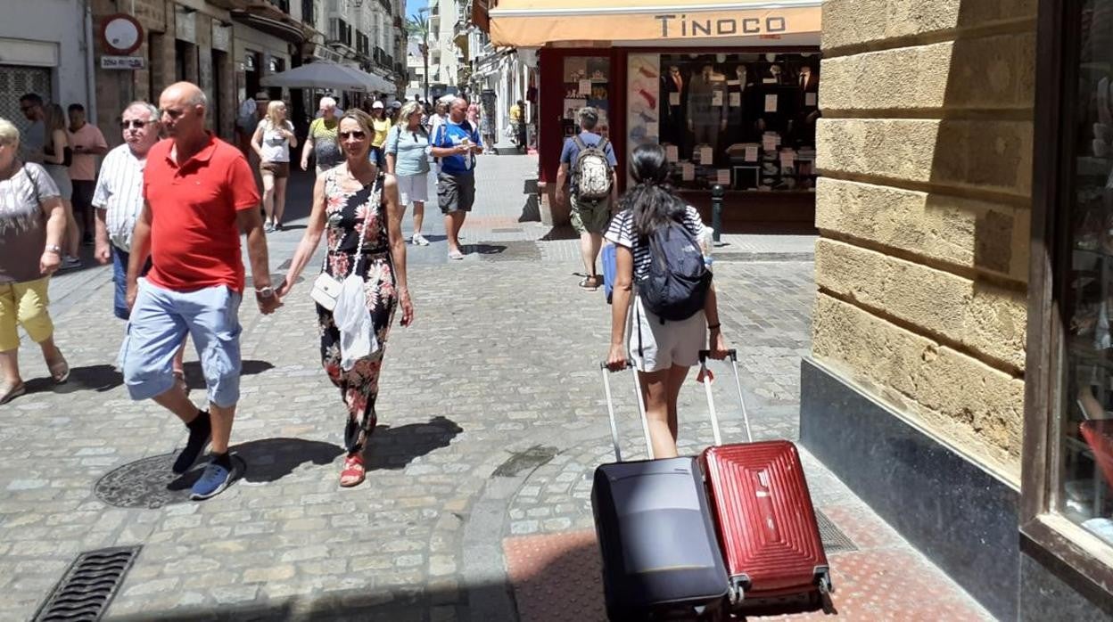 Turistas que visitan Cádiz en verano.