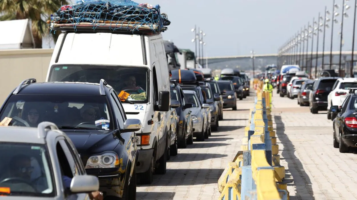 Filas de coches hacen cola por las planadas del llano amarillo que abrieron por la gran afluencia de vehículos que llegaron al puerto de Algeciras en el primer fin de semana del paso del Estrecho.