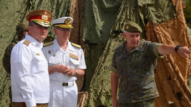 El jefe de las Fuerzas Armadas rumanas visita instalaciones militares en Cádiz
