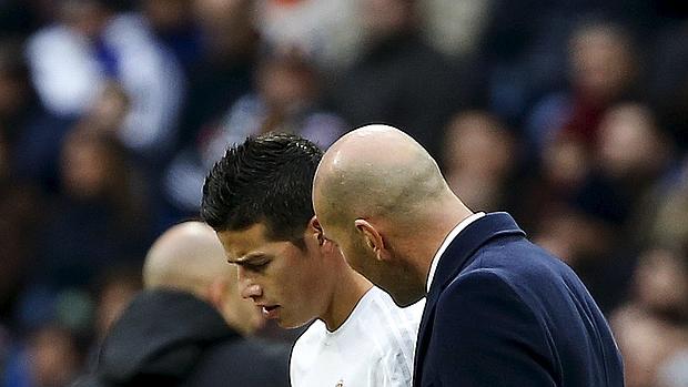 Zidane pone a James en su sitio