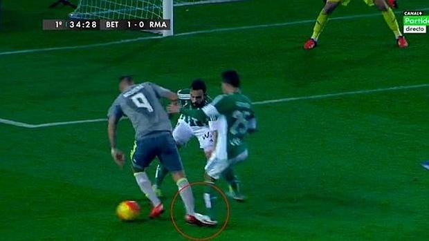 Clamoroso penalti a Benzema