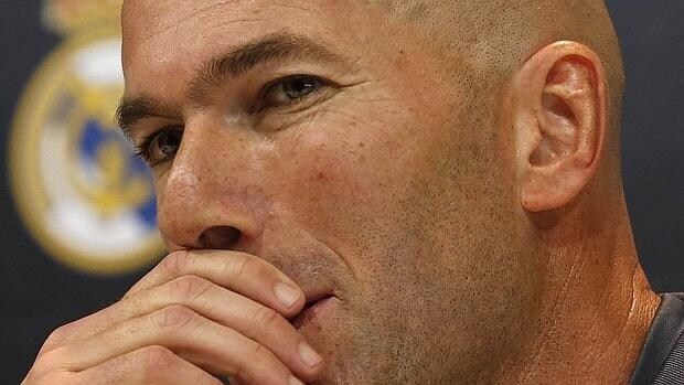 Zidane: «Benzema lo lleva bien, a pesar de todo, y está centrado en el trabajo»