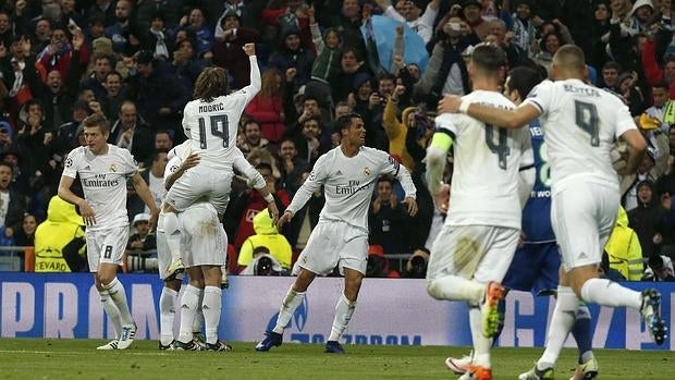 Un colosal Cristiano mete al Madrid en semifinales con un triplete