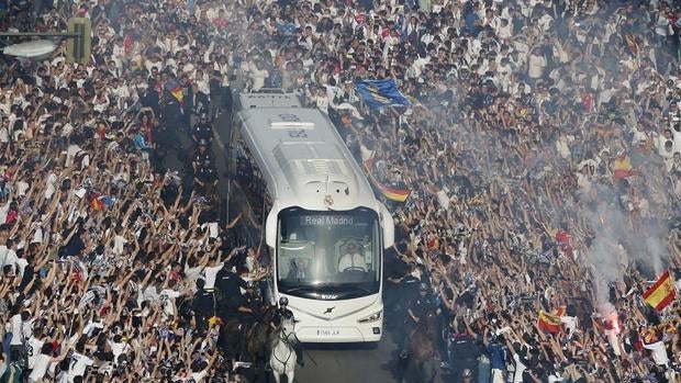 Espectacular llegada del Real Madrid al Bernabéu