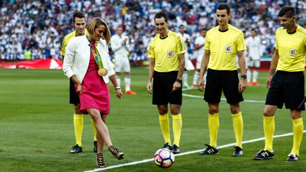 Homenaje del Bernabéu a Mireia Belmonte