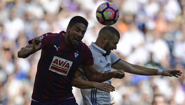 Benzema sufre un pinchazo leve en una rodilla