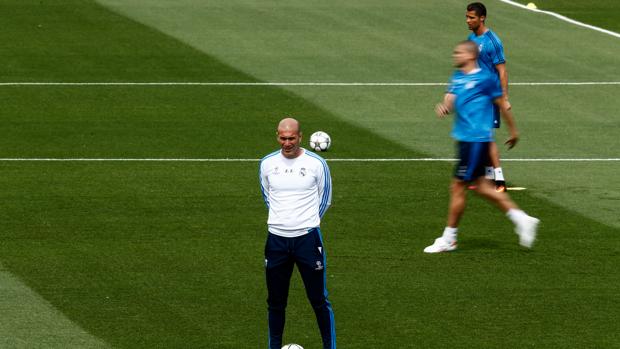 Zidane no quiere dejar jugar a Simeone