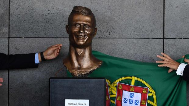 El extraño busto de Cristiano Ronaldo en el aeropuerto de Madeira horroriza a las redes