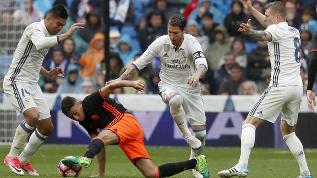 Zidane medita retrasar a Kroos como segundo pivote