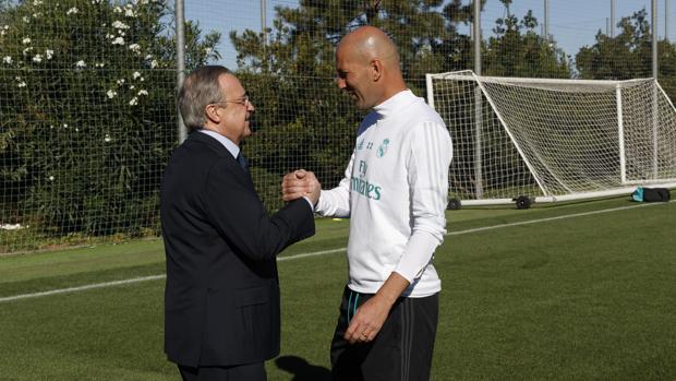 Florentino Pérez visita a la plantilla