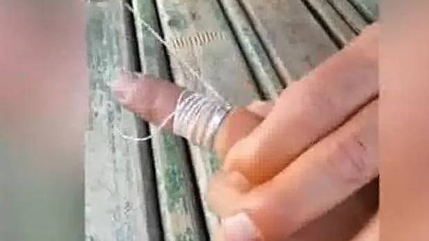 Notable suave Hábil El truco definitivo para sacar un anillo atascado al dedo que asombra en  Youtube