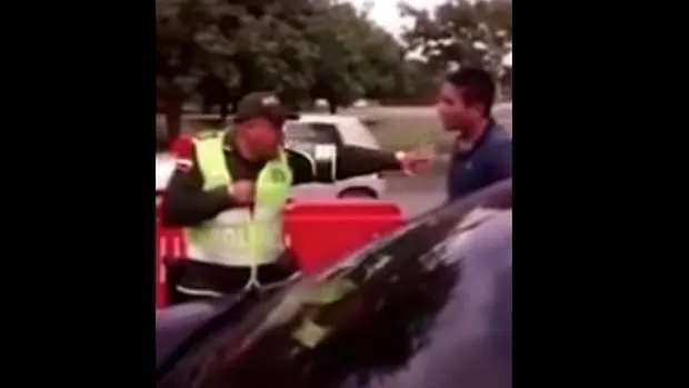Un policía «gordinflón» usa una absurda «técnica secreta» de kung fu contra un delincuente
