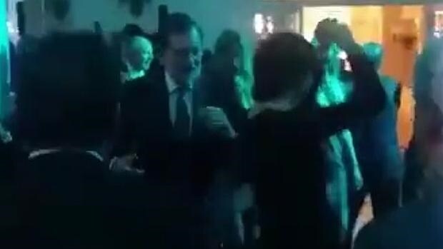 Rajoy bailando en una fiesta