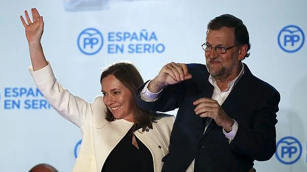 Rajoy, ayer junto a su esposa tras conocer los resultados