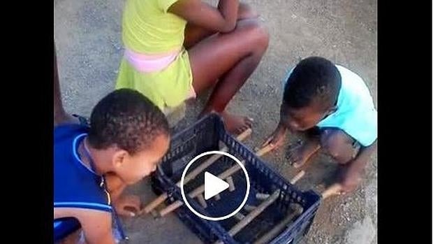 El vídeo de unos niños jugando con un futbolín artesanal que emociona a Facebook