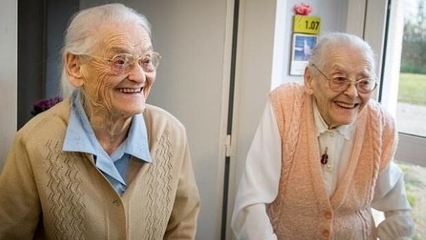 Paulette y Simone, las dos gemelas que nacieron de forma prematura y que han celebrado juntas sus 104 años de edad