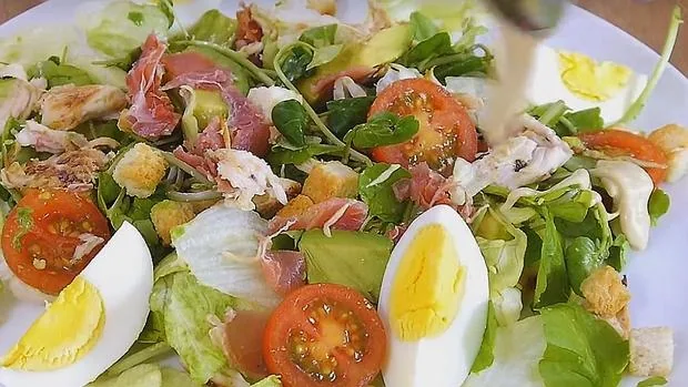 Una imagen del vídeo de la receta de ensalada difundida por el canal «Sabores» en Facebook