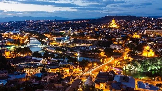 Vista nocturna de Tbilisi