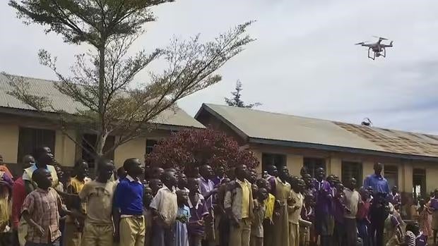 Unos niños africanos enloquecen al ver un dron por primera vez