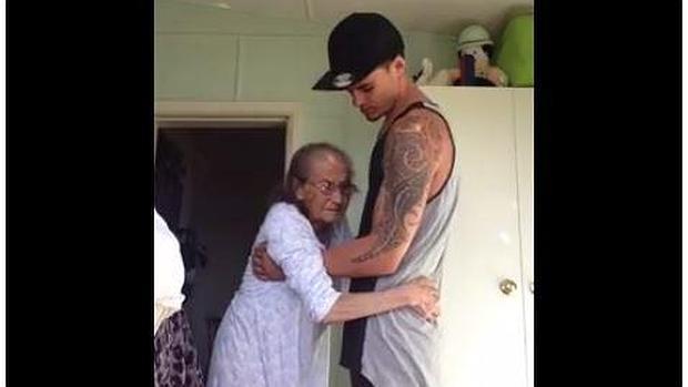 Jarryd Stoneman baila con su abuela de 93 años